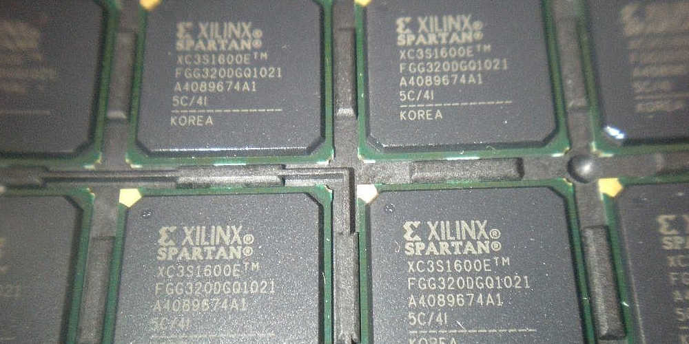Xilinx XC2C64A-7VQG100C